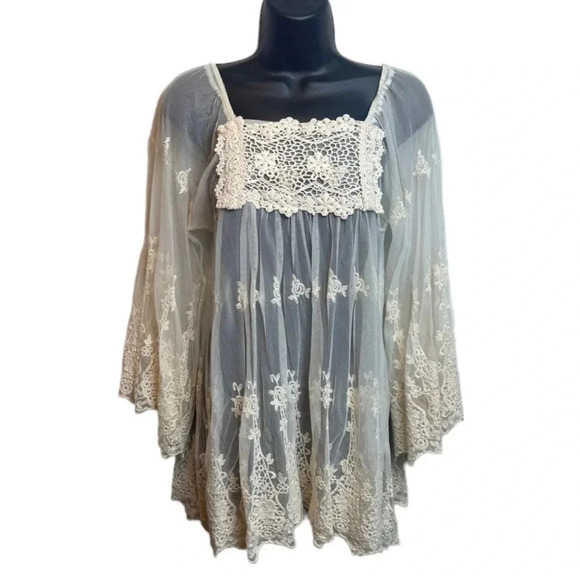 GORGEOUS crochet/lace tunic with bell sleeves. - Picture 1 of 11